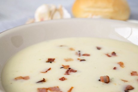 Knoblauchsuppe mit Speck