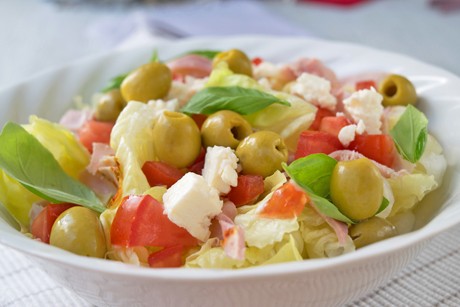 Salat mit Schinken und Oliven