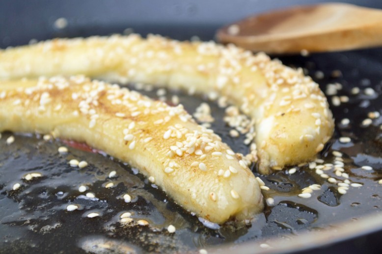 Gebackene Bananen mit Sesam