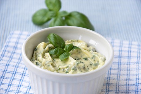 Basilikumbutter mit Parmesan