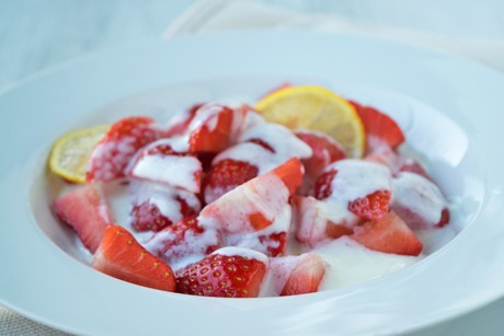 Erdbeeren mit Zitronensauce