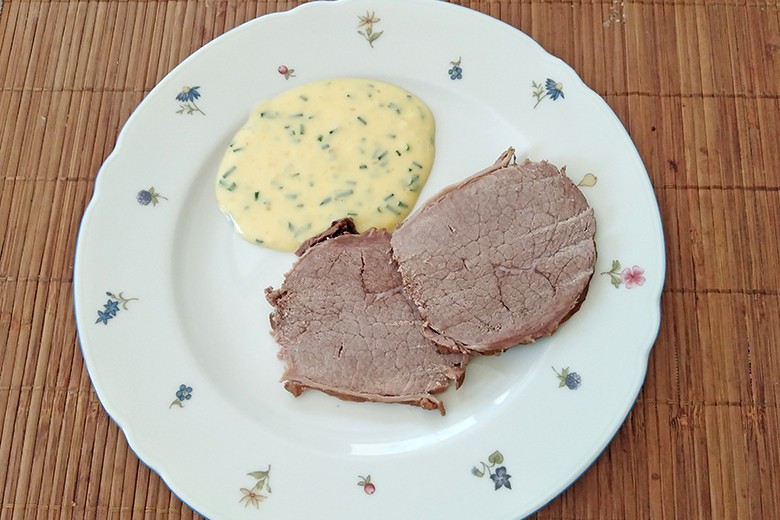 Gekochtes Rindfleisch mit Schnittlauchsauce