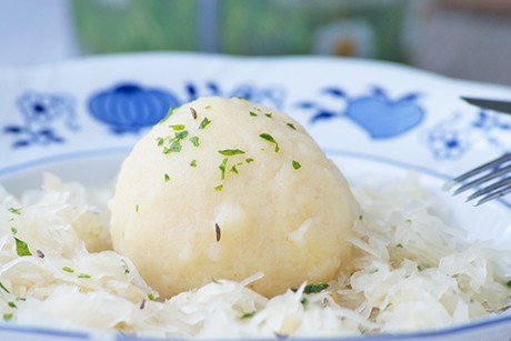 Selchfleischknödel auf Krautsalat