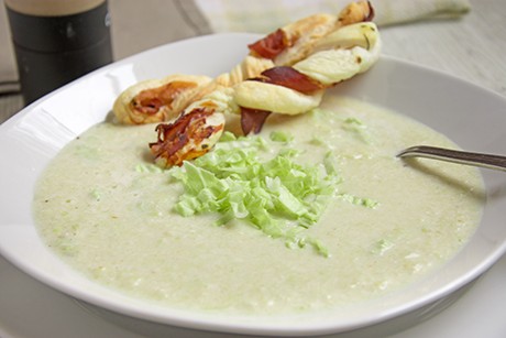 Kohlsuppe mit Speckstangerl