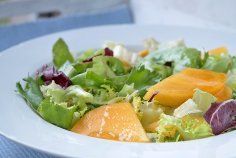 Bunter Salat mit Kaki