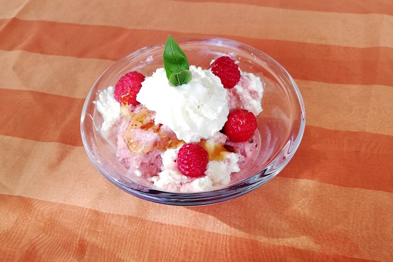 Himbeer-Eis mit Basilikum