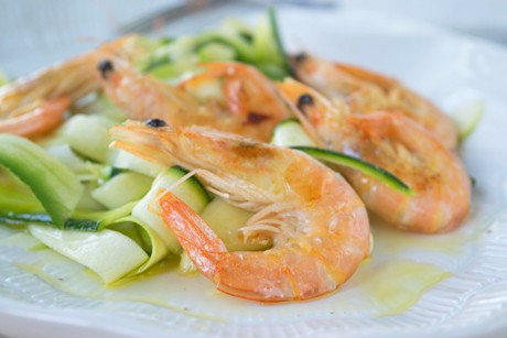 Garnelen auf Zucchinisalat