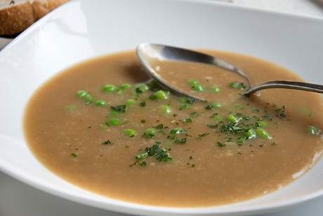 Dinkelsuppe mit Erbsen