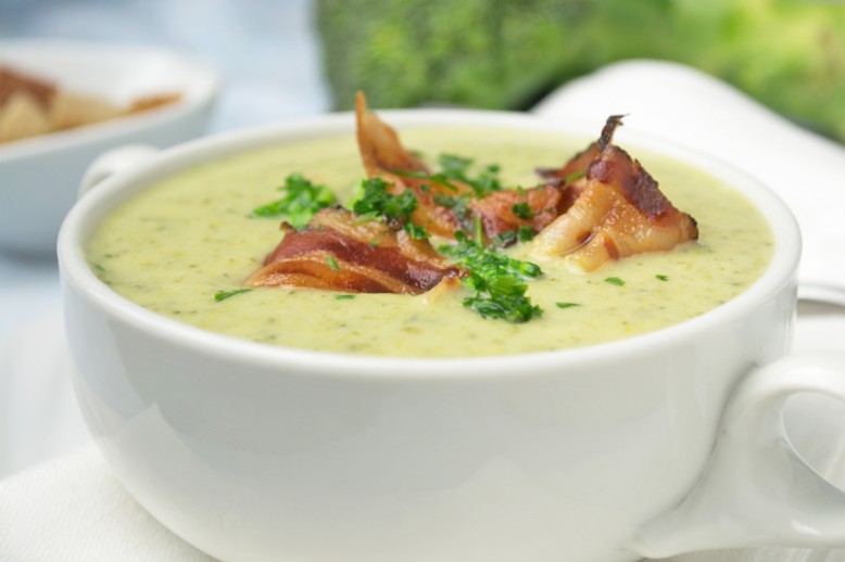 Brokkolicremesuppe mit Speck