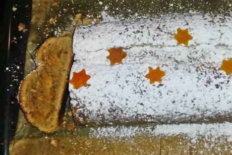 Stollen mit Marillen-, Marzipanfüllung