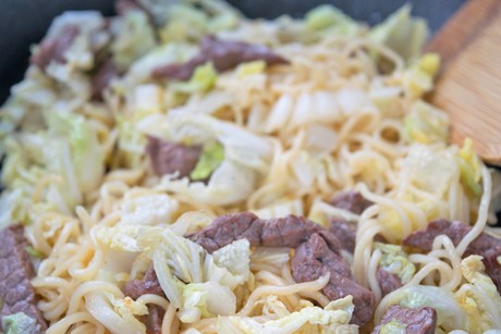 Schnelle Wokpfanne mit Rind