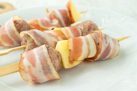 Gegrillte Fleischspieße mit Apfel