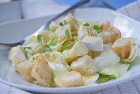 Frischer Camembert-Salat