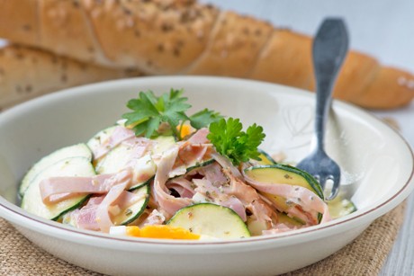 Zucchini - Schinken-Salat