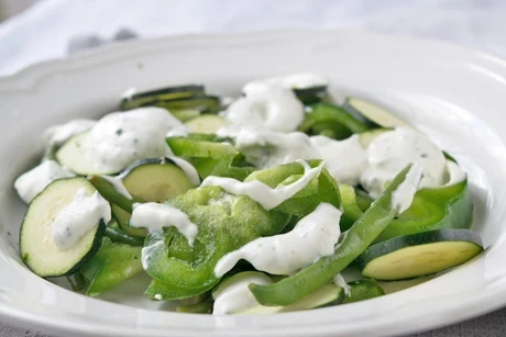 Grünes Gemüse mit Minzdressing