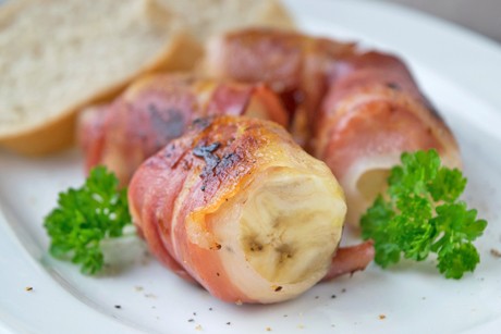 Curry-Banane in Parmaschinken