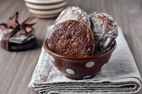 Gefüllter und glasierter Lebkuchen