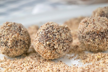 Kugeln mit gerösteten Cashewkernen