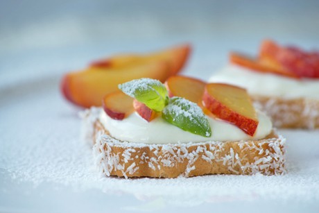 Einfacher Kokos-Snack mit Pfirsichspalten