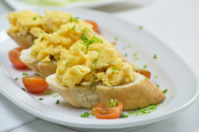 Crostini mit Rührei