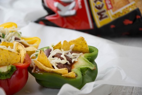 Paprika mit Käferbohnen-Füllung & dazu Tortilla Chips