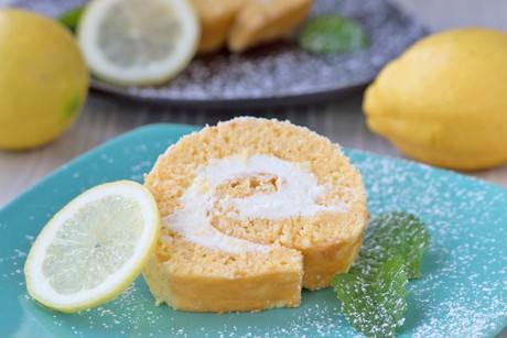 Biskuitrolle mit Puddingfülle