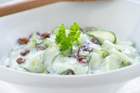 Gurkensalat mit Rosinen