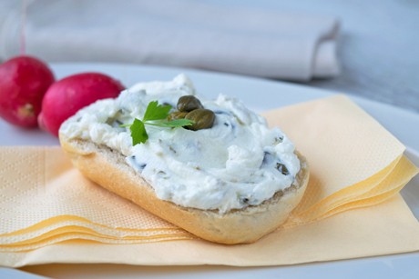 Joghurtaufstrich mit Kapern