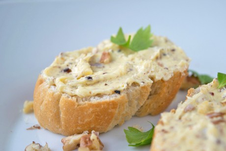 Nuss-Kräuter-Butter