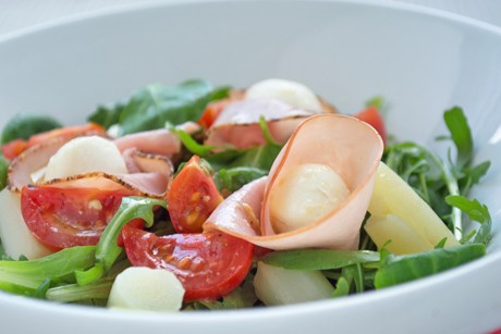 Salat mit Schinken und Mozzarella