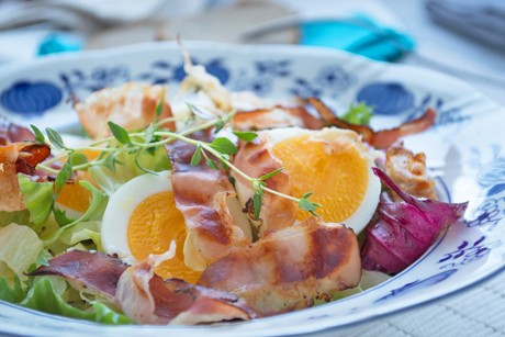 Salatjause mit Ei und Speck
