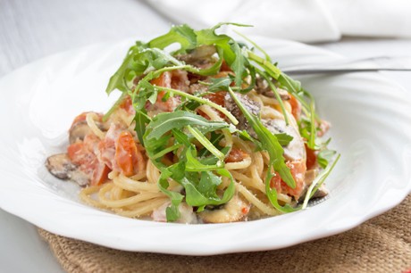 Sauerrahm-Champignon-Spaghetti auf Rucola