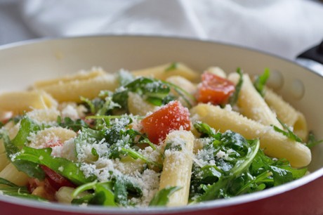 Nudeln mit Tomaten und Rucola