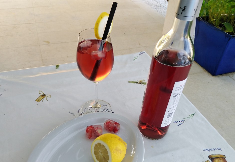 Schilcherspritzer mit Beereneiswürfeln