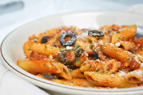 Penne mit Oliven-Tomatensauce