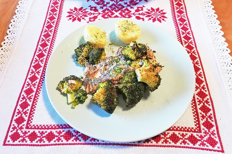 Kräuter-Lachsfilet mit Brokkoli
