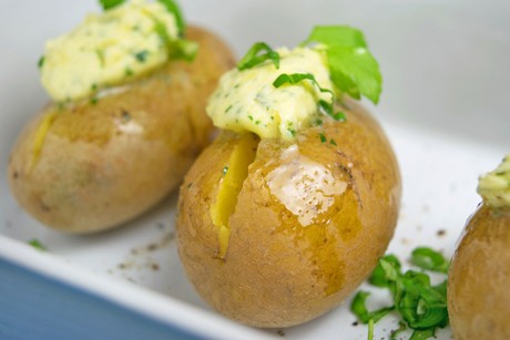 Erdäpfel mit Kräuterbutter