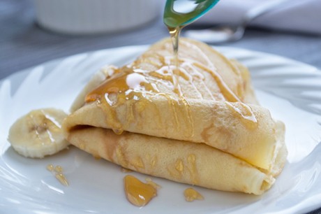 Palatschinken mit Bananen und Honig