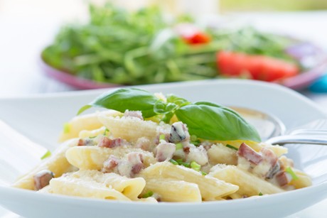 Penne mit Speck-Käse-Sauce