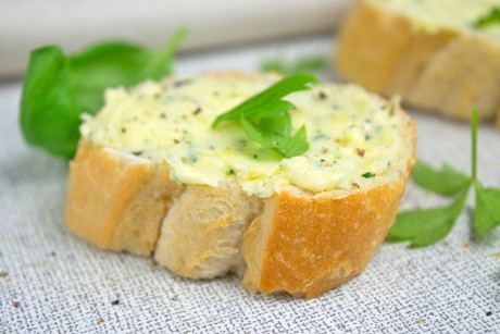 Knoblauch-Kräuter-Butter