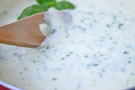 Warme Kräutersauce