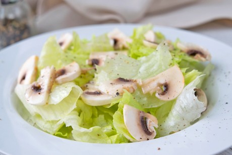 Blattsalat mit Pilzen