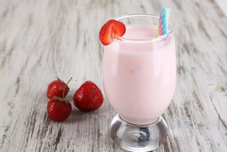 Heiße Erdbeermilch