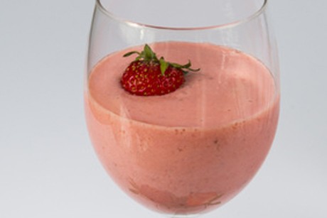 Papaya Erdbeershake mit Kefir und Prosecco
