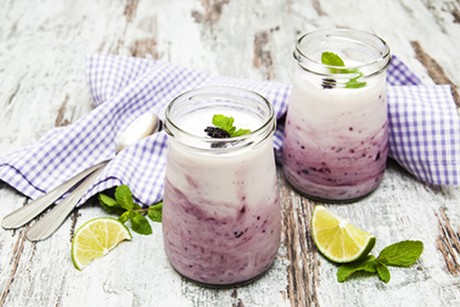 Buttermilchshake mit Beeren