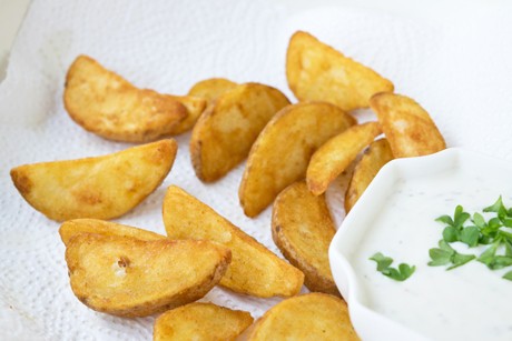Kartoffelchips mit Dip