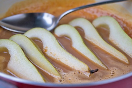 Birnen in Apfel-Karamel