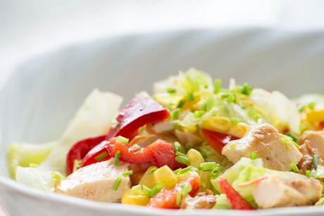 bunter Hühnerstreifen-Salat