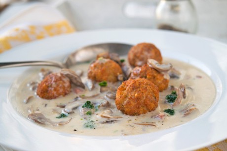 Fleischbällchen in Champignonsuppe