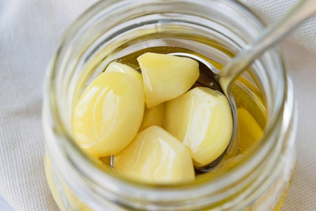 Eingelegter Knoblauch